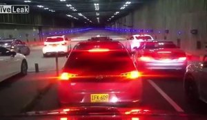 Ces conducteurs organisent une course illégale dans un tunnel et ça tourne très mal