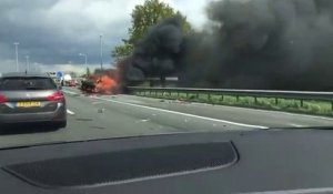 Une voiture en feu explose au moment où il passe juste à coté