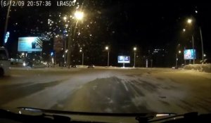 Un conducteur de bus russe drift sur la neige