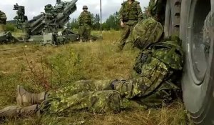 Ce soldat s'assoupit au beau milieu d'un champ de bataille et se fait réveiller d'une façon pas très douce