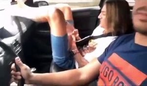 Il fait une blague à son pote qui a les pieds sur le tableau de bord en voiture !