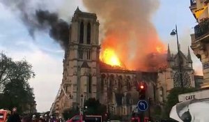 Notre Dame de Paris sous les flammes d’un très violent incendie