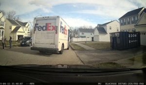 Un livreur FedEx s'arrête pour marquer un panier de basket