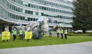 Un dragon géant devant Nestlé pour réclamer la fin des emballages plastiques