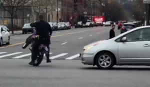 Un policier s'explose au sol en conduisant une motocross qu'il doit placer à la fourrière