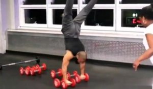 Ce bodybuildeur fait des acrobaties incroyables en salle de sport
