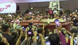 Des Péruviens rendent hommage à l'ex-président Garcia