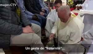 Jeudi Saint: le pape lave les pieds de douze détenus