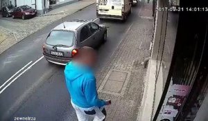 Il casse une vitrine et va être punit... Mauvais Karma