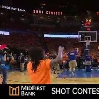 Au buzzer, un fan du Thunder inscrit un panier du milieu du terrain pour 20 000 dollars