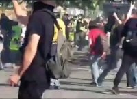 Gilets jaunes: Une femme tombe soudainement au sol après un tir de LBD alors qu'elle est en train de filmer les affrontements à Paris