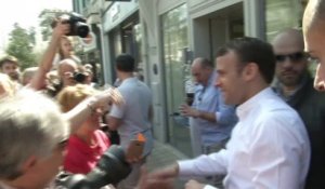 Emmanuel Macron s'offre un bain de foule au Touquet