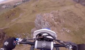 Un homme en motocross fait une chute de 12 mètres de haut en tombant d'une falaise