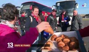 Football : les supporters de Rennes à l'échauffement avant la finale de Coupe de France contre le PSG
