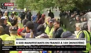 Gilets Jaunes - Plusieurs centaines de manifestants ont défilé dans le calme à Paris devant le siège de plusieurs médias pour réclamer "un traitement médiatique impartial" du mouvement