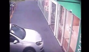Il perd le contrôle de sa voiture et termine dans un supermarché...