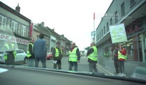 Des gilets jaunes bloquent une rue de Revin et rencontrent une équipe de BFMTV en voiture