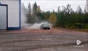 Ils s'amusent à détruire une Mercedes avec un jet d'eau surpuissant... Résultat incroyable