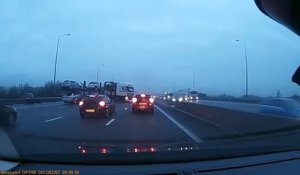 Quand un camion perd une voiture sur l'autoroute !