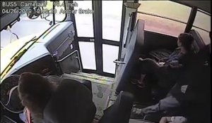 Cette conductrice de bus sauve la vie d'un adolescent d'une façon incroyable... Joli réflexe