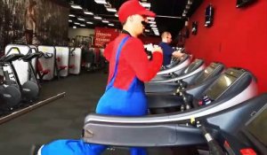 Super Mario fait de la muscu à la salle de sport LOL