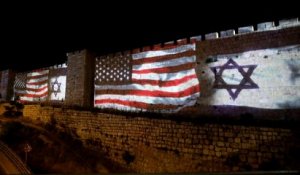 Pour le 1er anniversaire du transfert à Jérusalem de l'ambassade des États-Unis, le drapeau américain projeté sur les murs de la vieille ville