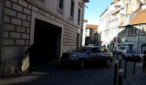 Besançon : le Dr Péchier, dont la garde à vue vient de s'achever, arrive sous bonne escorte au palais de justice