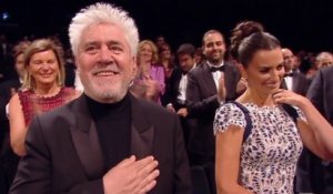 Standing Ovation lors de l'entrée de Pedro Almodóvar dans le Palais des Festivals - Cannes 2019