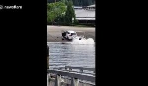 Il met son bateau à l'eau... et sa voiture aussi !