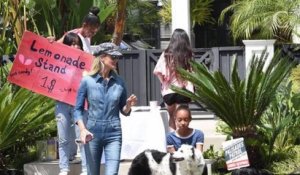 PHOTOS. Laeticia Hallyday au soutien avec tendresse de ses filles Jade et Joy pour leur initiative solidaire