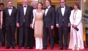 La montée des marches de l'équipe du film d'Une vie cachée de Terrence Malick - Cannes 2019