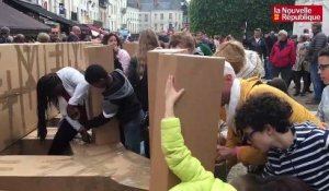 VIDEO.AMBOISE : TOUS SUR LE PONT EN CARTON