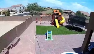 Cet enfant va chercher son trampoline un bon moment. Adieuuuuuu