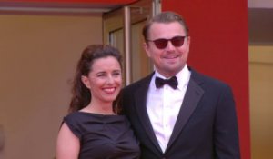 Leonardo Dicaprio et Leila Conners montent les marches pour le documentaire Ice on fire -Cannes 2019