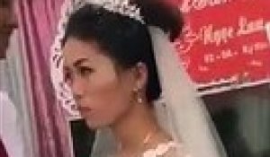Cette jeune mariée na pas l'air très heureuse de son mariage et de son nouveau mari