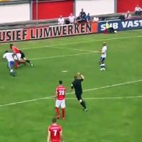 Un arbitre marque un but aux Pays-Bas !