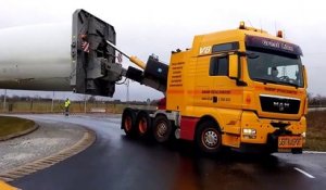 Transport d'une éolienne sur la route : la camion est impressionnant