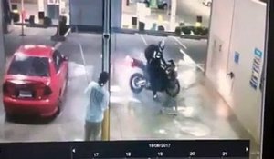 Un motard fait le con à la station de lavage et va le regretter !