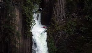 Descendre une cascade avec un kayak