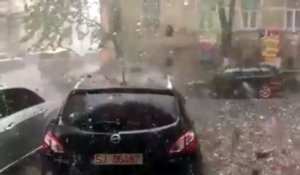 Des grêlons géants tombent du ciel pendant un orage impressionnant en Roumanie !