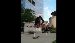 Skateboard : Il se mange la barrière en sautant !