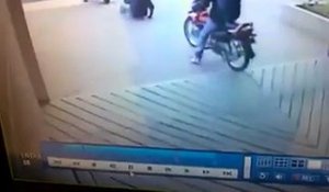 Comment se faire dégager d'un scooter... Douloureux