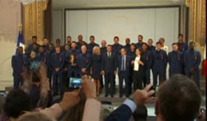 Bleus - Fraîchement décorée, l'équipe de France pose avec le président Macron dans l'Élysée