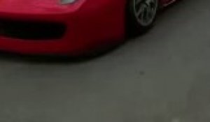 Cette Ferrari se fait découper la portière par une autre voiture !