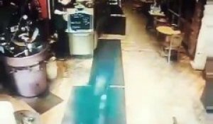 Un employé jette au sol un enfant qui essaye de voler la boite des pourboires