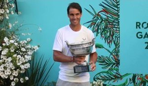 Roland-Garros - Nadal pose avec son 12e trophée