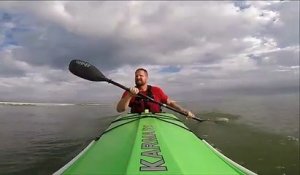 Quand tu fais du kayak et qu'un requin mord ta rame