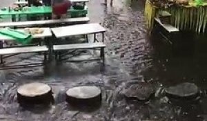 Dans ce restaurant vous pouvez  manger les pieds dans l'eau en face d'une cascade