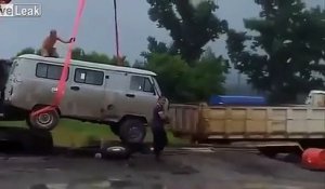 Ils tentent de charger un Van sur un camion avec une pelleteuse... MAUVAISE IDEE !