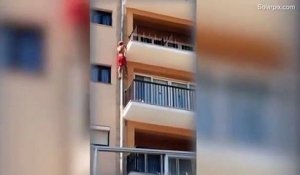 Ce fou plonge du 5e étage dans la piscine de l'hotel